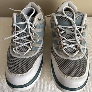 Bite Women's Size 9 Golf Sneakers